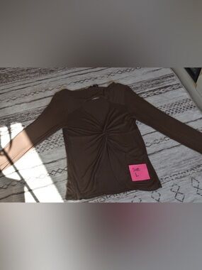 Long Sleeve Twist-Knot Tee in Brown